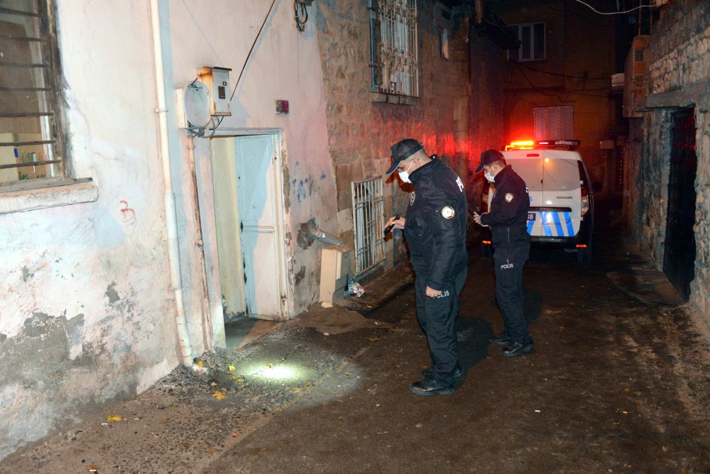 Evine gelen kişi tarafından ayağından vuruldu