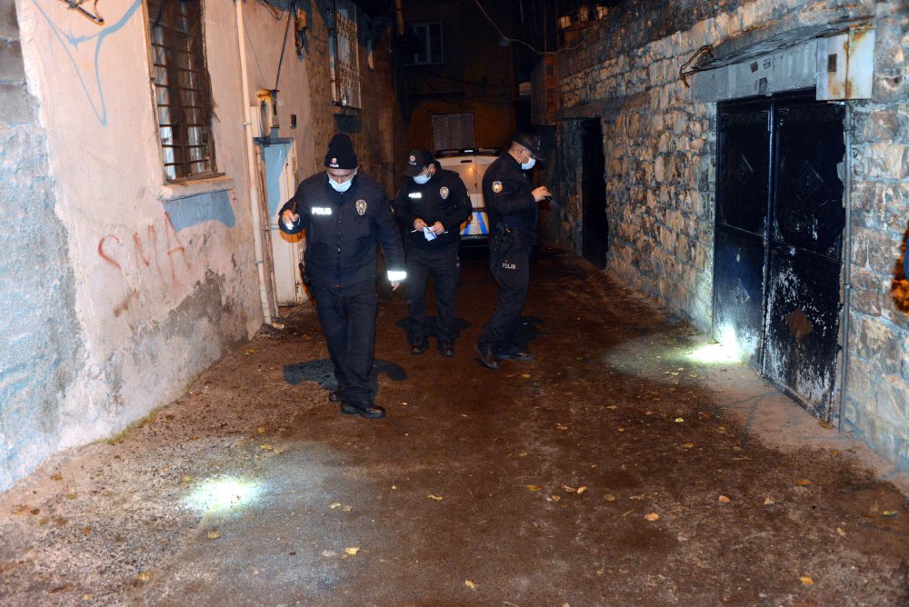 Evine gelen kişi tarafından ayağından vuruldu