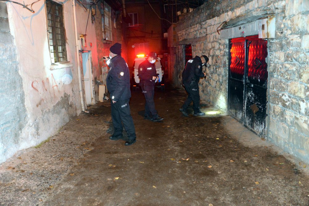 Evine gelen kişi tarafından ayağından vuruldu