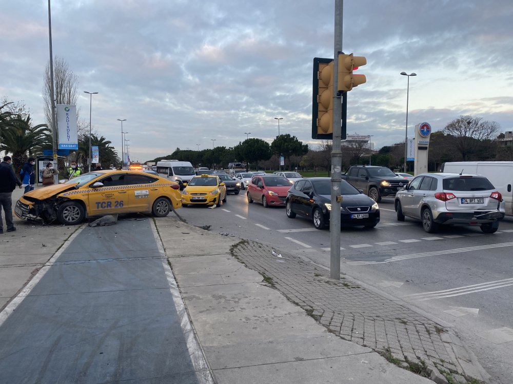 Kartal Sahil Yolu'nda kaza; trafik yoğunluğu oluştu