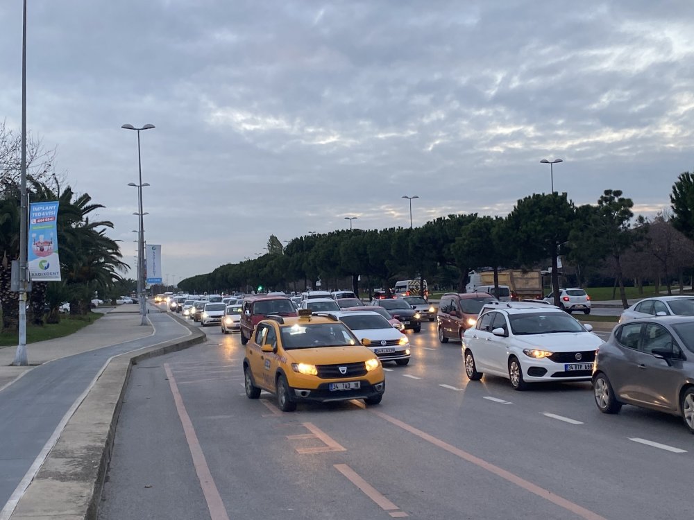 Kartal Sahil Yolu'nda kaza; trafik yoğunluğu oluştu