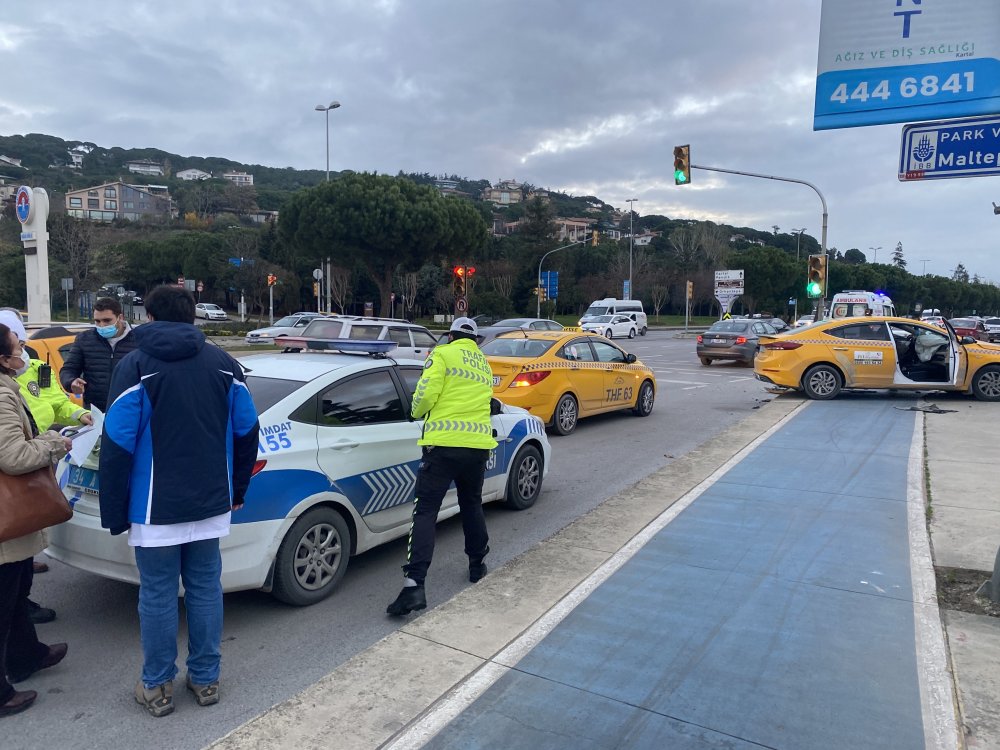 Kartal Sahil Yolu'nda kaza; trafik yoğunluğu oluştu