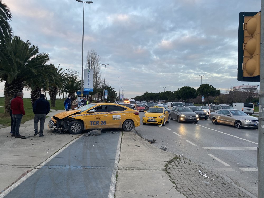 Kartal Sahil Yolu'nda kaza; trafik yoğunluğu oluştu