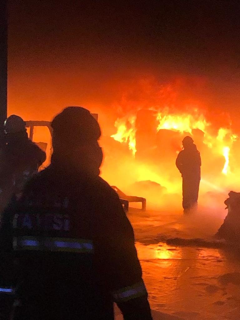 Kocaeli'de geri dönüşüm tesisi yandı 