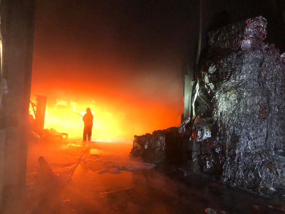 Kocaeli'de geri dönüşüm tesisi yandı 