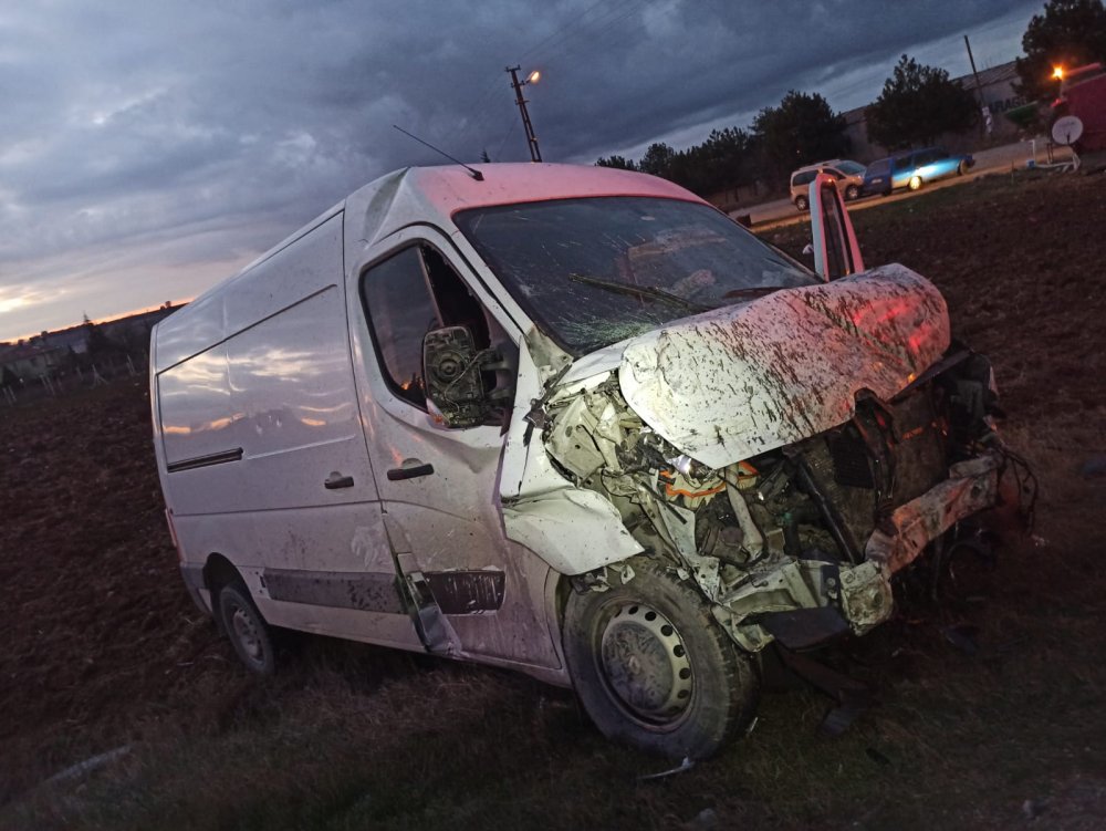 Lüleburgaz'da otomobille minibüs çarpıştı: 2 kişi öldü