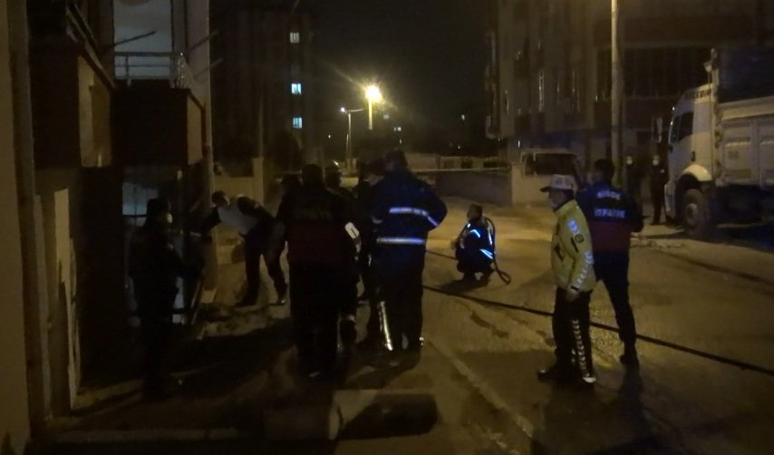 Sinir krizi geçirip kendini eve kilitleyerek eşyalara zarar verdi, polis zor ikna etti