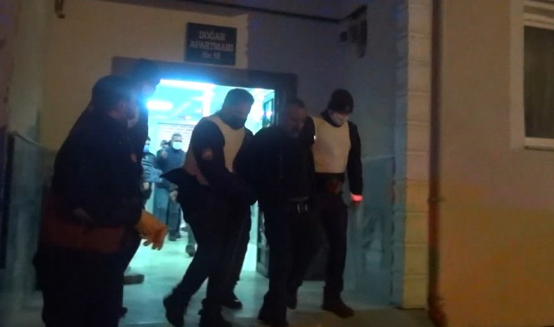 Sinir krizi geçirip kendini eve kilitleyerek eşyalara zarar verdi, polis zor ikna etti