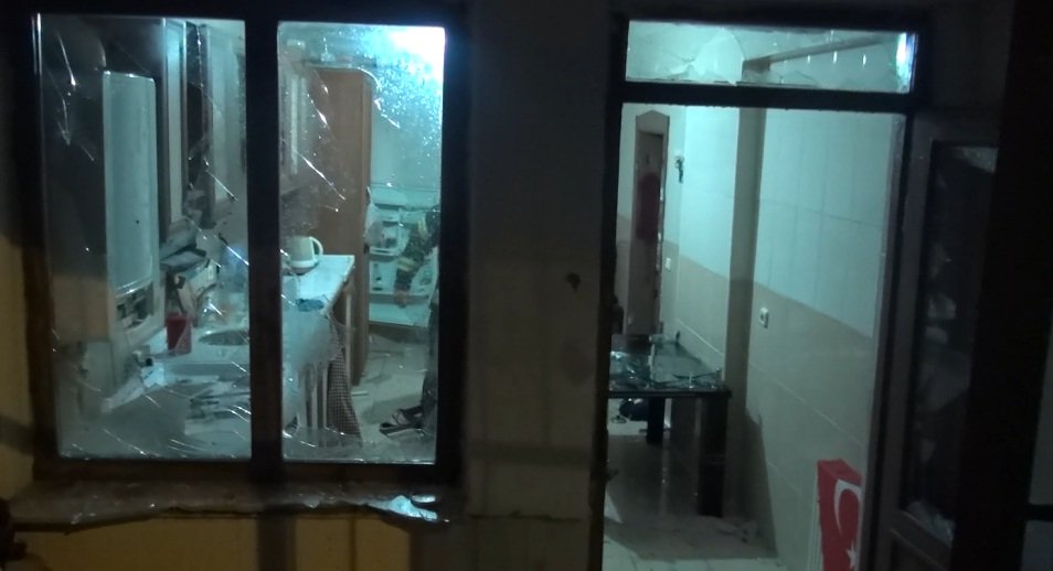 Sinir krizi geçirip kendini eve kilitleyerek eşyalara zarar verdi, polis zor ikna etti