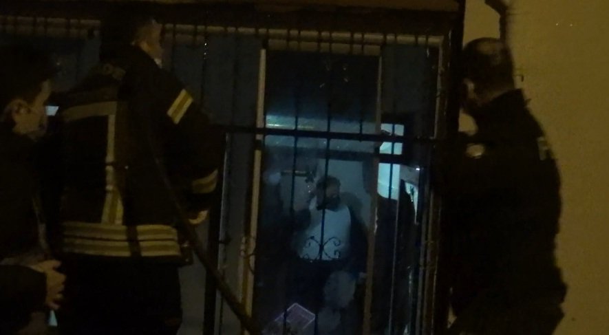 Sinir krizi geçirip kendini eve kilitleyerek eşyalara zarar verdi, polis zor ikna etti