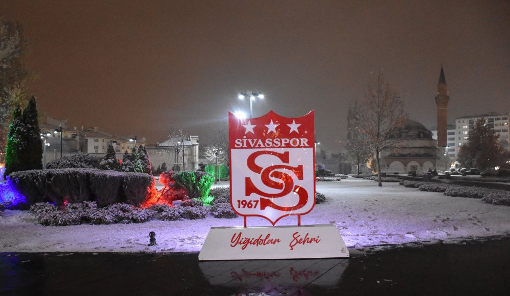Sivas'ta kar yağışı etkili oluyor