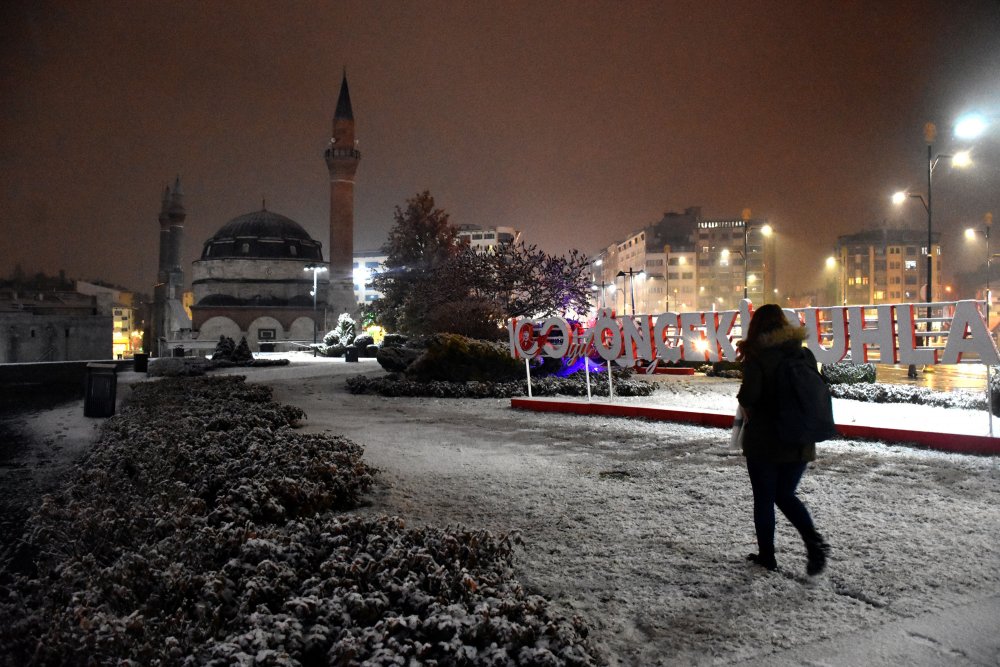 Sivas'ta kar yağışı etkili oluyor