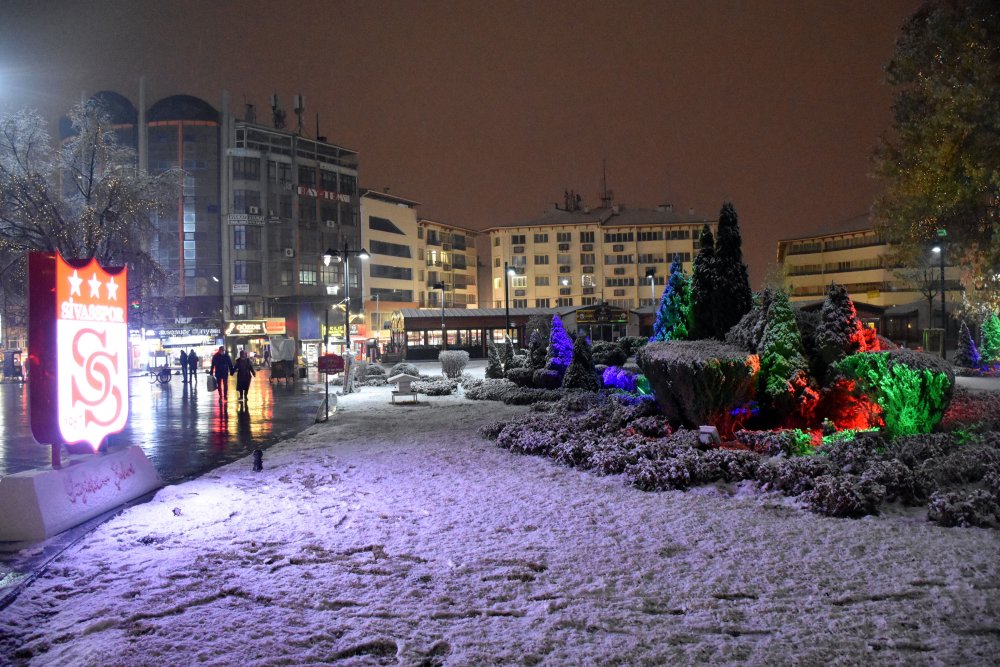 Sivas'ta kar yağışı etkili oluyor