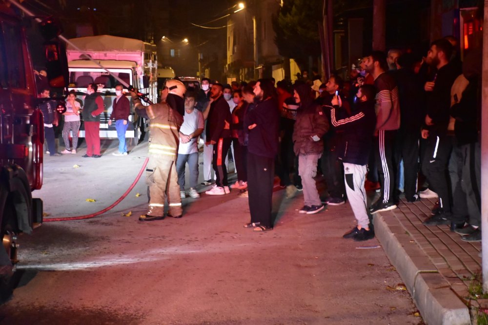 Yanan evdeki yaşlı adamı, mahallenin gençleri kurtardı