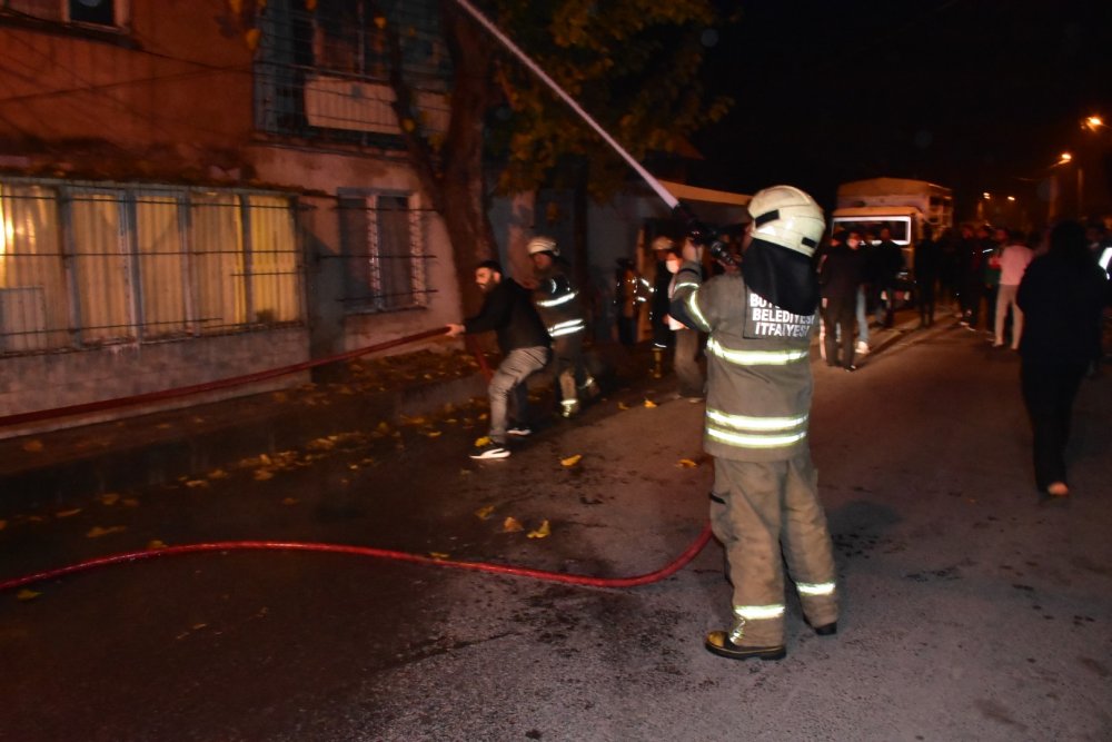 Yanan evdeki yaşlı adamı, mahallenin gençleri kurtardı
