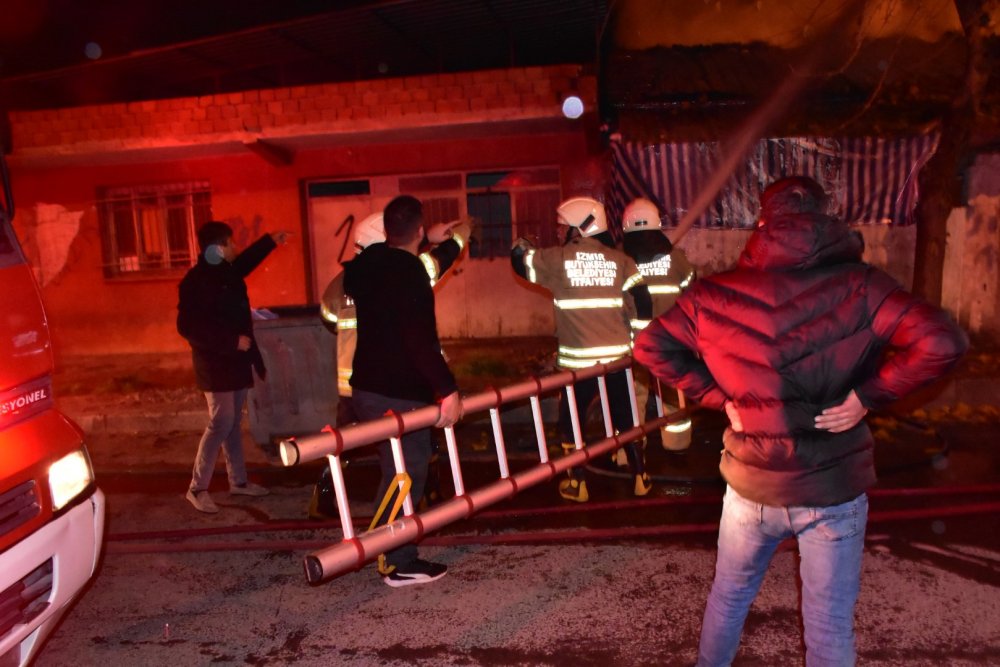 Yanan evdeki yaşlı adamı, mahallenin gençleri kurtardı