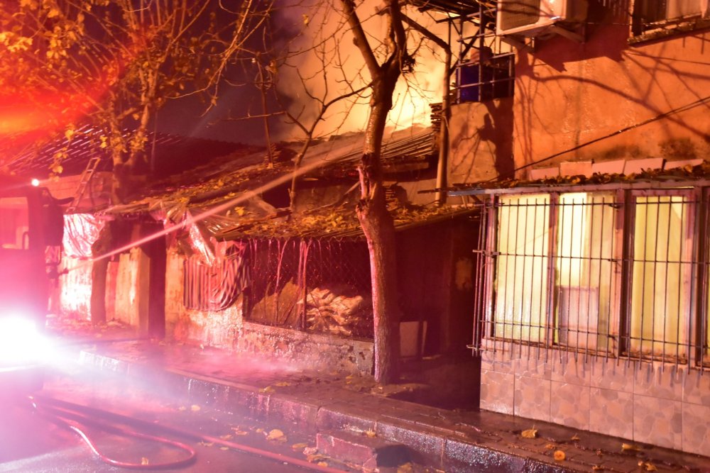 Yanan evdeki yaşlı adamı, mahallenin gençleri kurtardı
