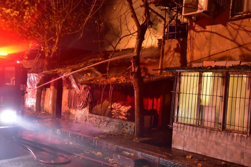 Yanan evdeki yaşlı adamı, mahallenin gençleri kurtardı