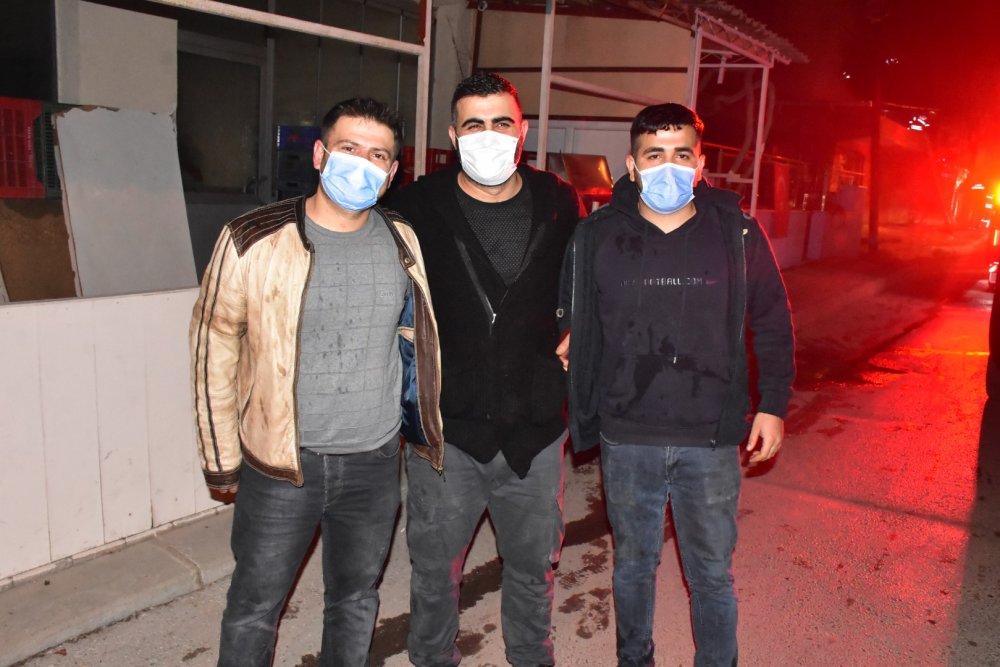 Yanan evdeki yaşlı adamı, mahallenin gençleri kurtardı
