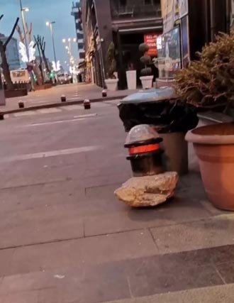 Mağazanın camını kaya parçasıyla kırıp, 1 dakikada 4 telefon çaldı
