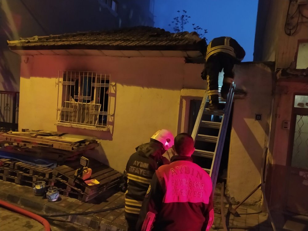 Müstakil ev yangında kullanılamaz hale geldi