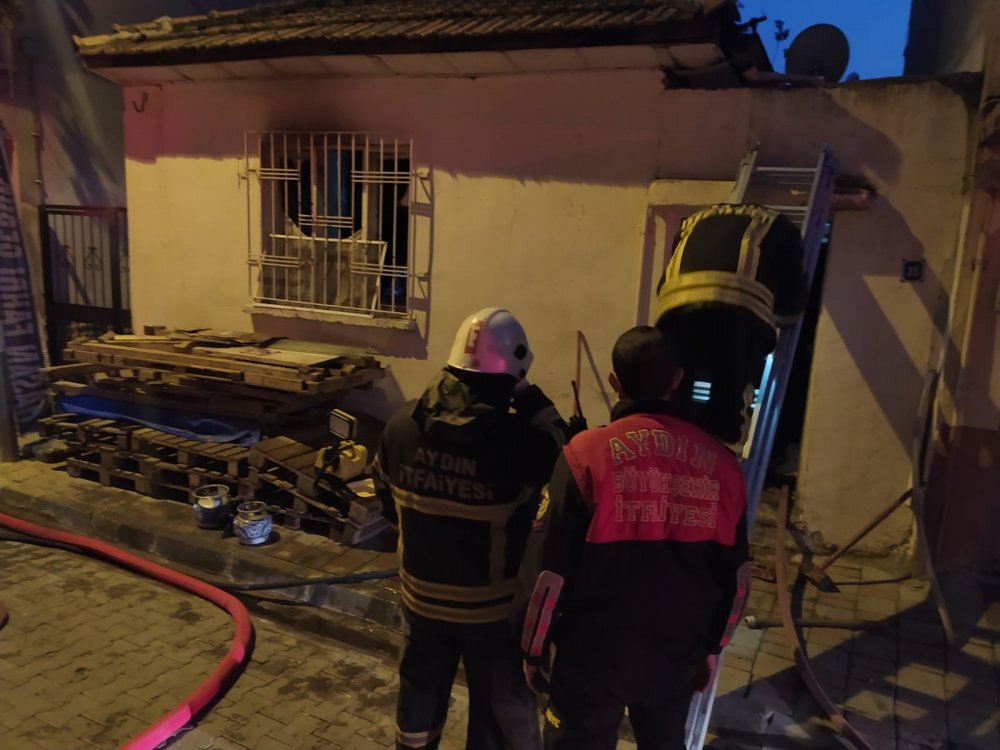 Müstakil ev yangında kullanılamaz hale geldi