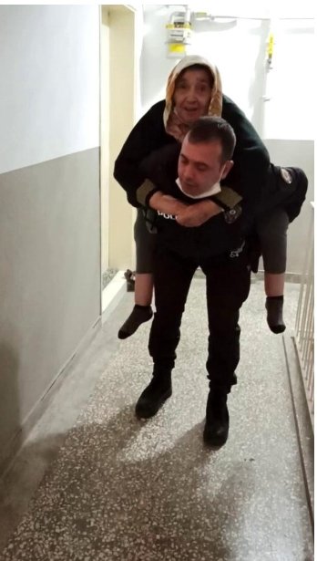 Polis memuru, yaşlı kadını 5'inci kata sırtında çıkardı