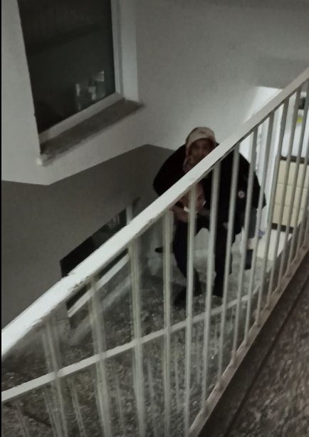Polis memuru, yaşlı kadını 5'inci kata sırtında çıkardı