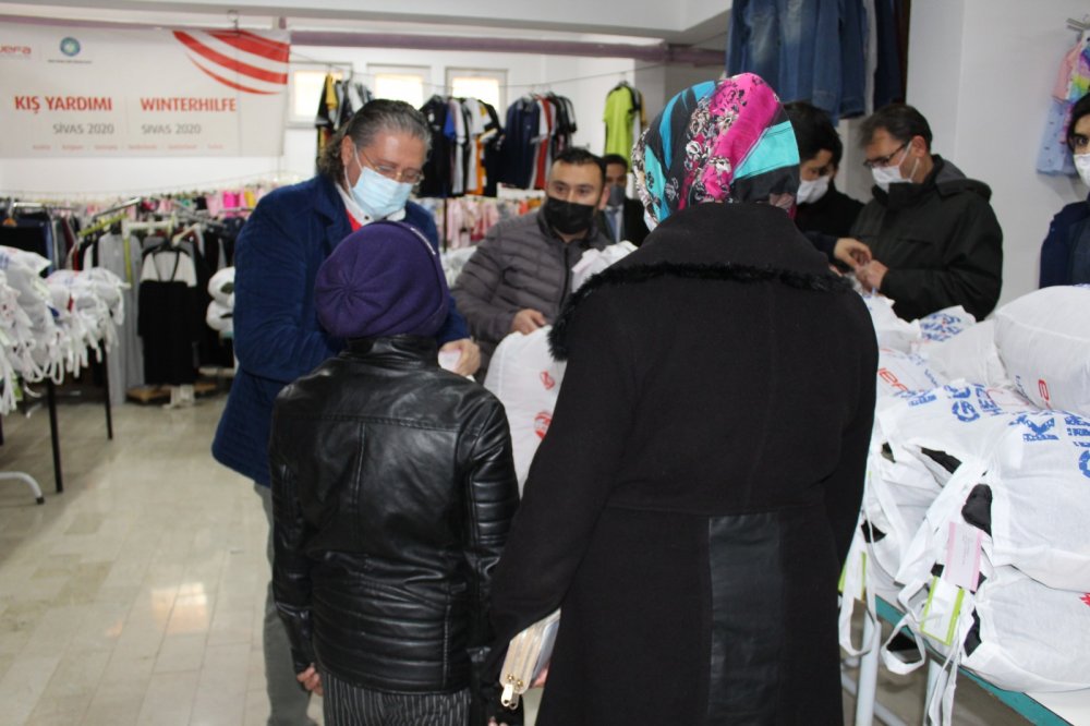 Sivas'ta 518 çocuğa kışlık giyecek yardımı
