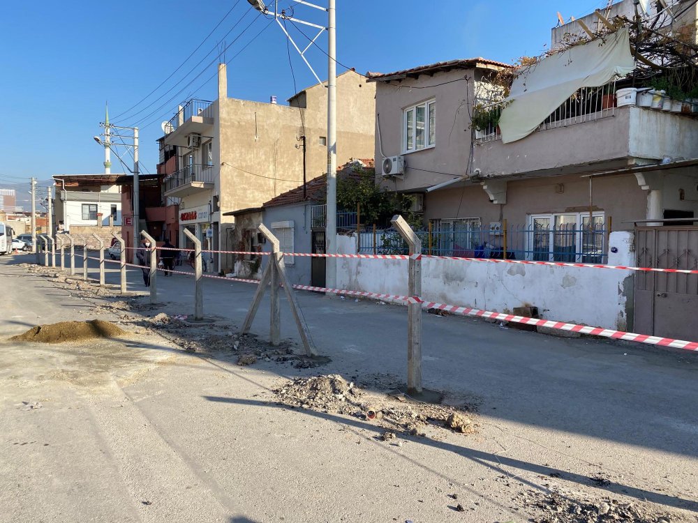 'Tapulu arazim' dediği yolu, beton çit direkleri ile böldü