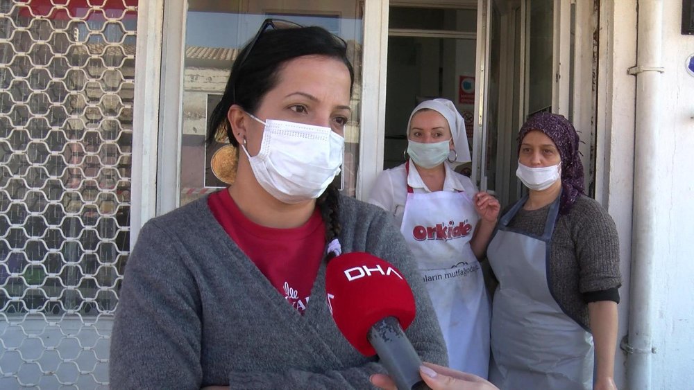 'Tapulu arazim' dediği yolu, beton çit direkleri ile böldü