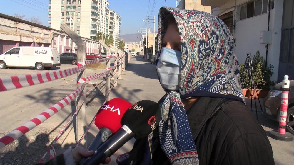 'Tapulu arazim' dediği yolu, beton çit direkleri ile böldü
