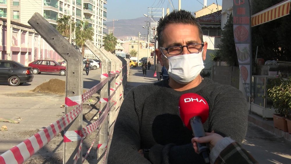 'Tapulu arazim' dediği yolu, beton çit direkleri ile böldü