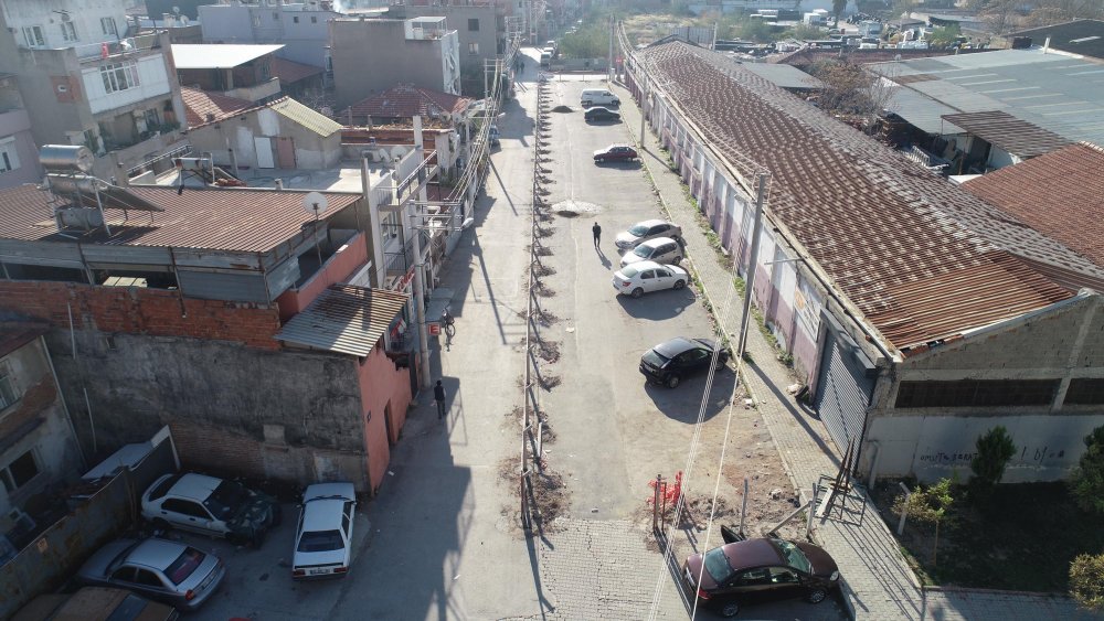'Tapulu arazim' dediği yolu, beton çit direkleri ile böldü