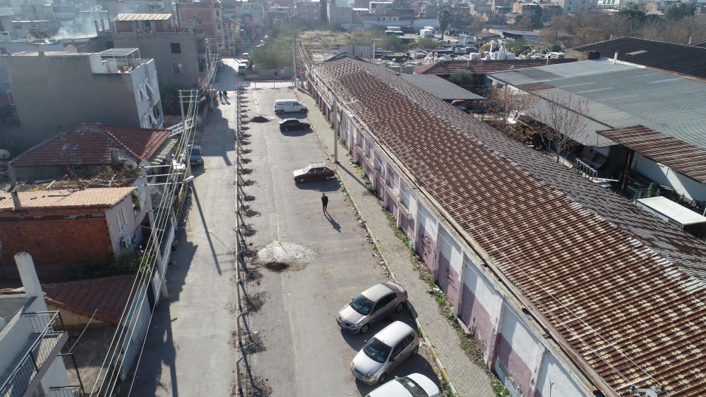 'Tapulu arazim' dediği yolu, beton çit direkleri ile böldü