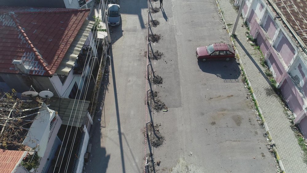 'Tapulu arazim' dediği yolu, beton çit direkleri ile böldü