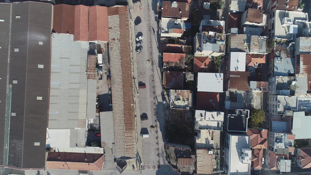 'Tapulu arazim' dediği yolu, beton çit direkleri ile böldü