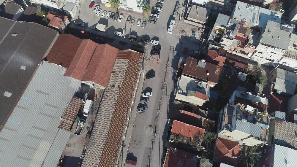 'Tapulu arazim' dediği yolu, beton çit direkleri ile böldü