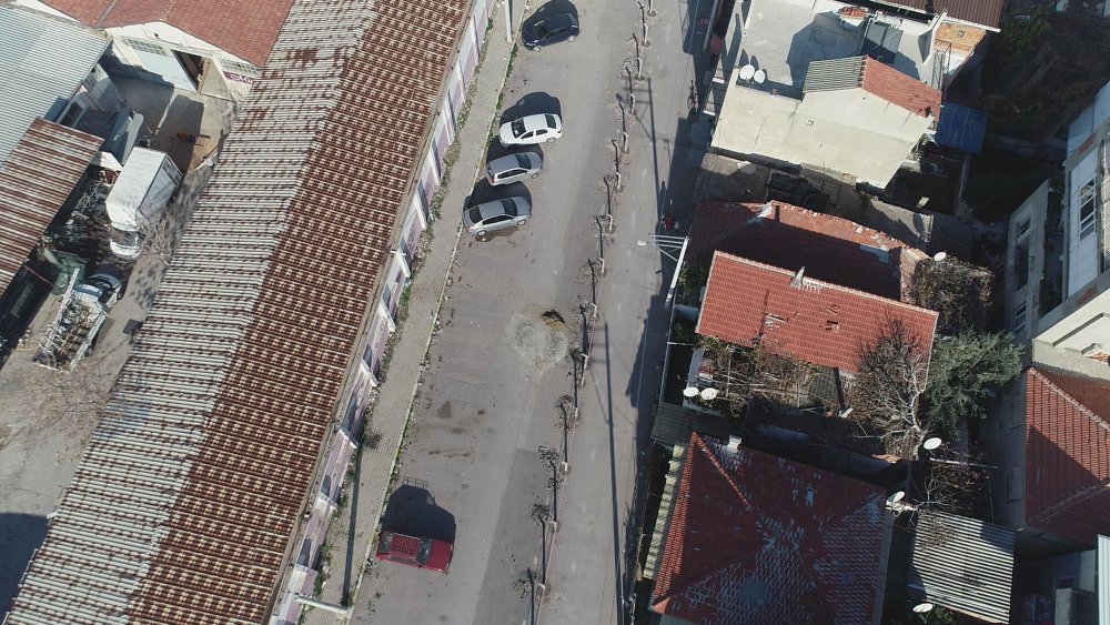 'Tapulu arazim' dediği yolu, beton çit direkleri ile böldü