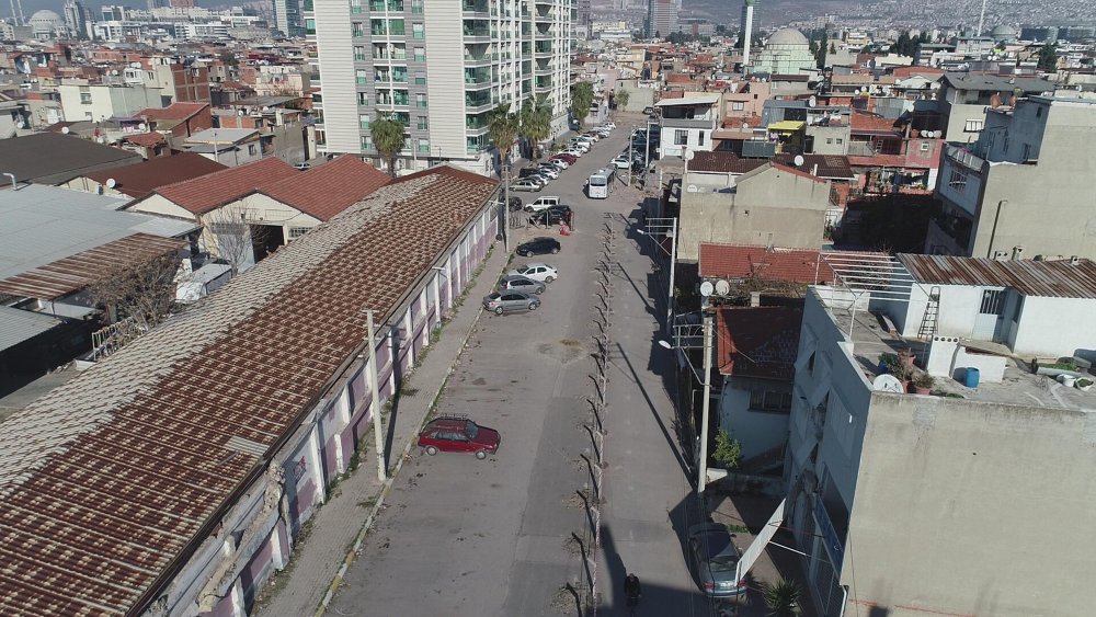 'Tapulu arazim' dediği yolu, beton çit direkleri ile böldü
