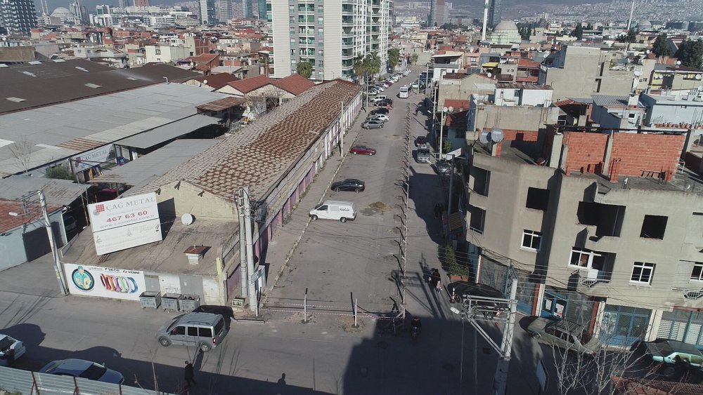'Tapulu arazim' dediği yolu, beton çit direkleri ile böldü