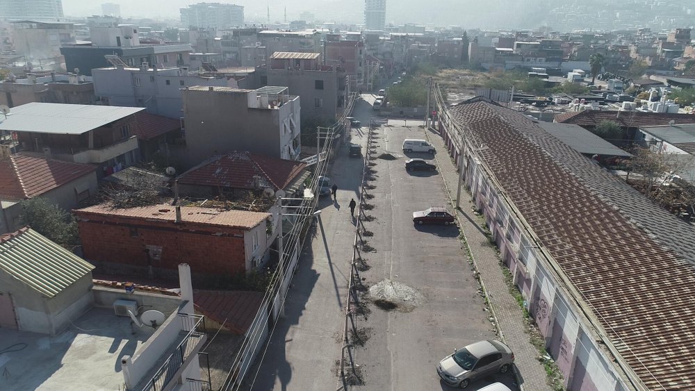 'Tapulu arazim' dediği yolu, beton çit direkleri ile böldü