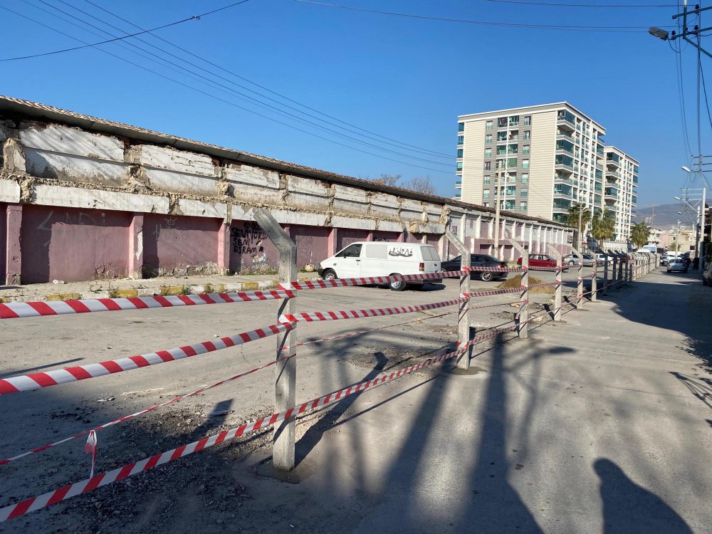 'Tapulu arazim' dediği yolu, beton çit direkleri ile böldü