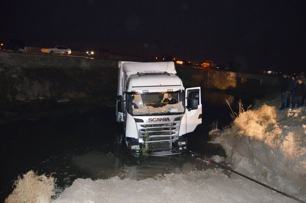 TIR sulama kanala uçtu: 1 ölü
