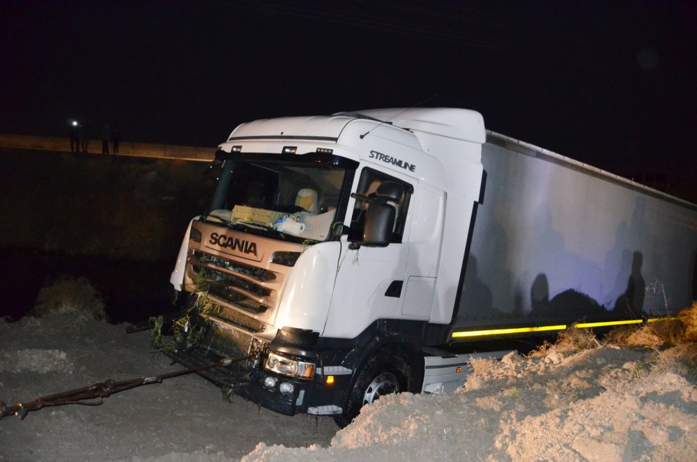 TIR sulama kanala uçtu: 1 ölü