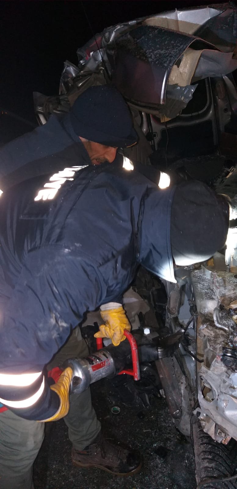 TIR'la çarpışan hafif ticari araç hurdaya döndü: 1 ölü, 1 yaralı