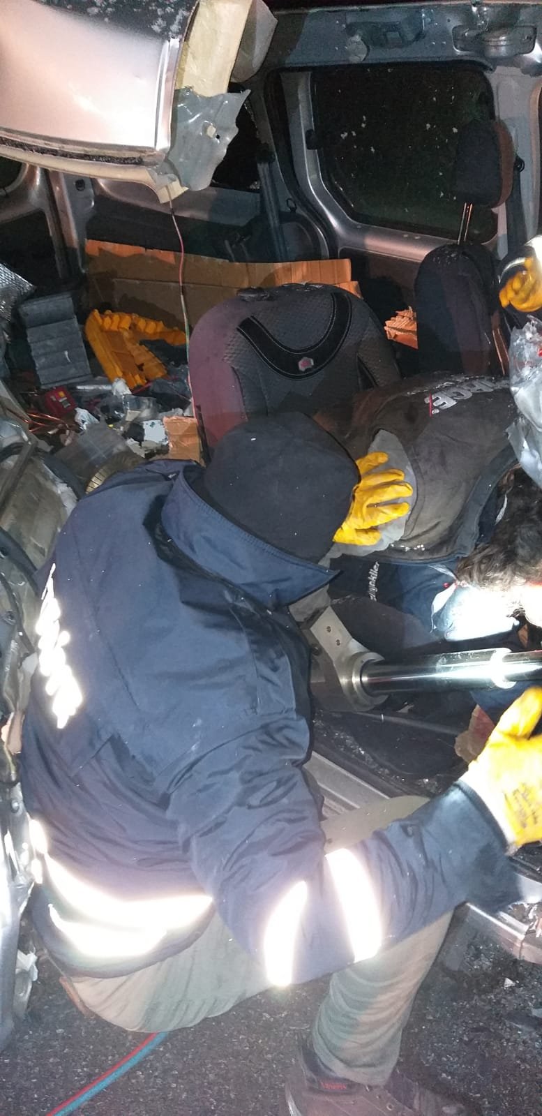TIR'la çarpışan hafif ticari araç hurdaya döndü: 1 ölü, 1 yaralı