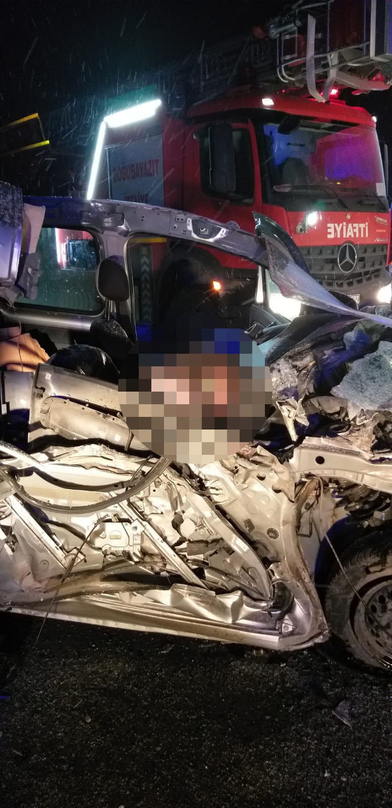 TIR'la çarpışan hafif ticari araç hurdaya döndü: 1 ölü, 1 yaralı