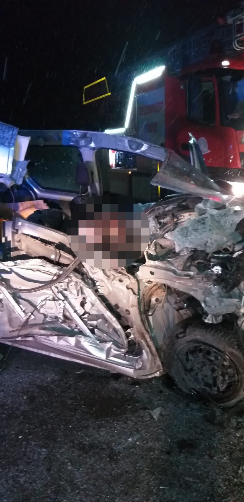 TIR'la çarpışan hafif ticari araç hurdaya döndü: 1 ölü, 1 yaralı