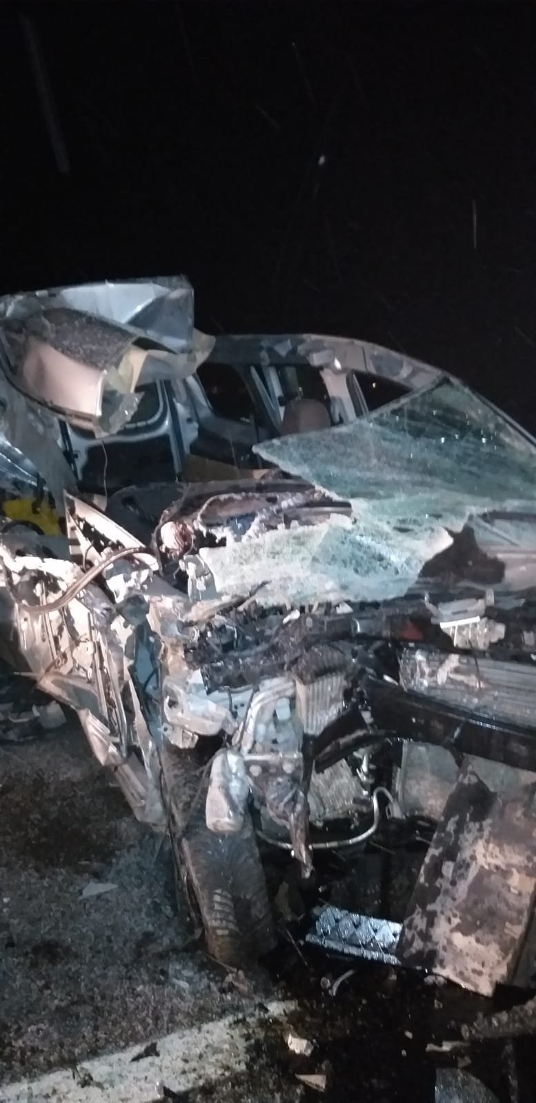 TIR'la çarpışan hafif ticari araç hurdaya döndü: 1 ölü, 1 yaralı